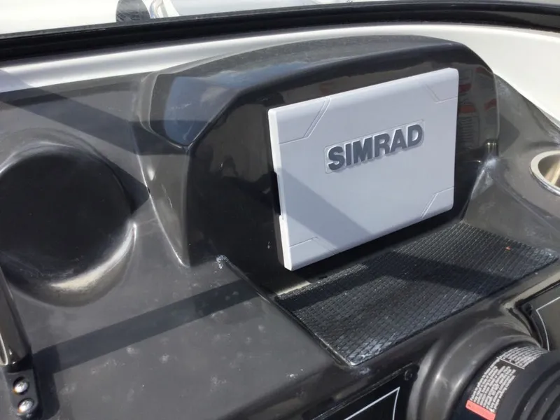 Slide: The Image of Bayliner VR4 2025 - 7