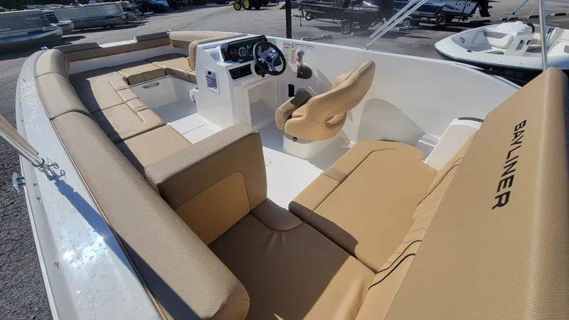Slide: The Image of Bayliner D20 2025 - 13