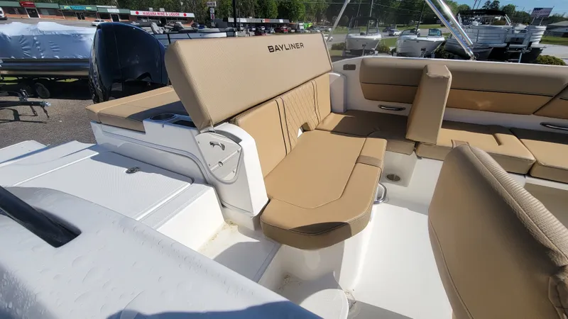 Slide: The Image of Bayliner D20 2025 - 15