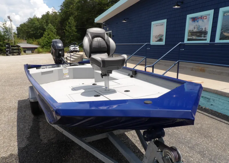 Slide: The Image of Lund PREDATOR 1760 DLX TILLER 2024 - 12