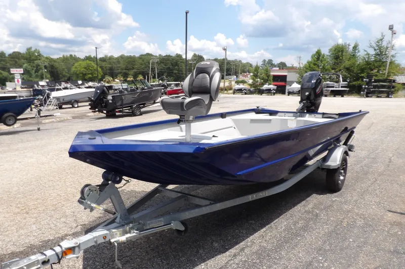 Slide: The Image of Lund PREDATOR 1760 DLX TILLER 2024 - 13