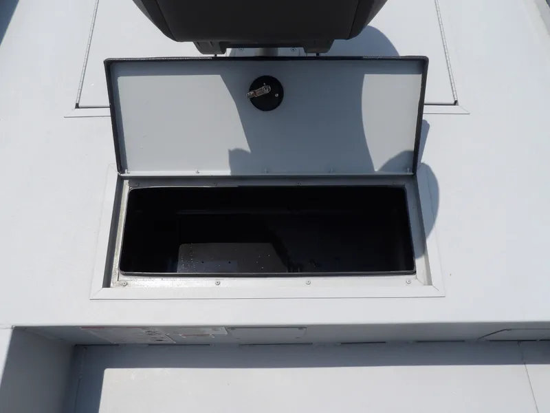 Slide: The Image of Lund PREDATOR 1760 DLX TILLER 2024 - 8