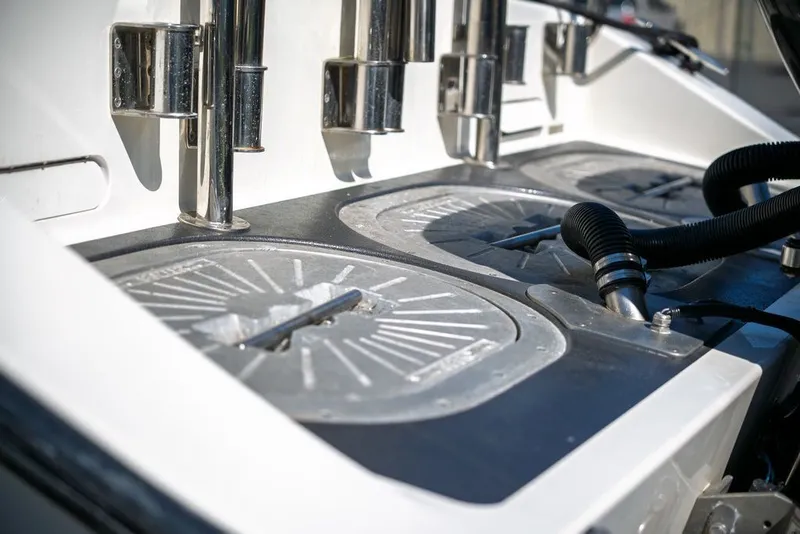 Slide: The Image of Boston Whaler 31 CUSTOM CONQUEST 1990 - 10