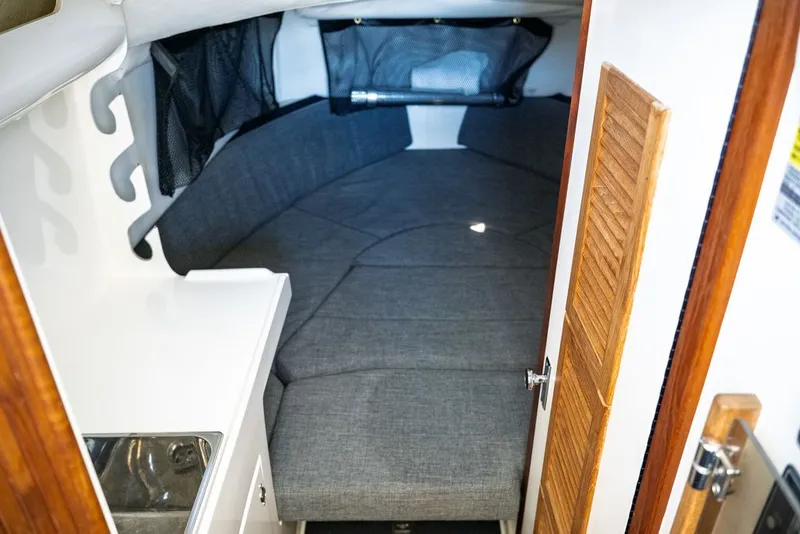 Slide: The Image of Boston Whaler 31 CUSTOM CONQUEST 1990 - 17