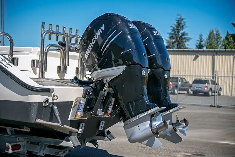 Slide: The Image of Boston Whaler 31 CUSTOM CONQUEST 1990 - 31