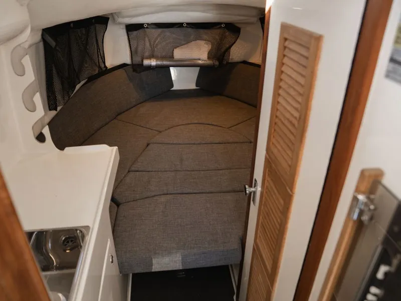 Slide: The Image of Boston Whaler 31 CUSTOM CONQUEST 1990 - 34