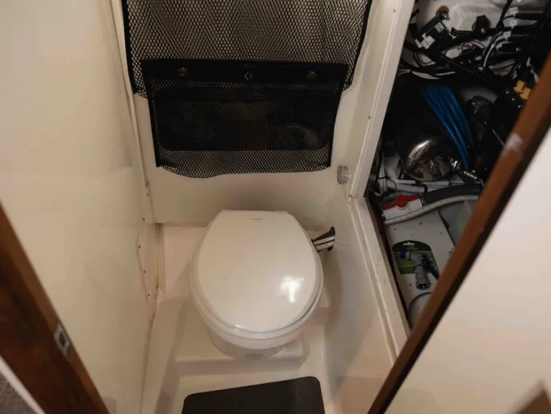 Slide: The Image of Boston Whaler 31 CUSTOM CONQUEST 1990 - 38