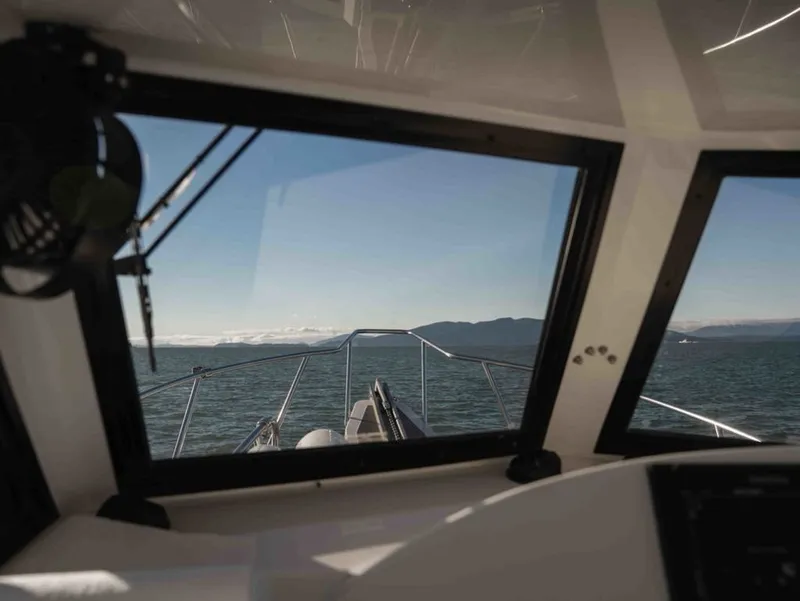 Slide: The Image of Boston Whaler 31 CUSTOM CONQUEST 1990 - 39