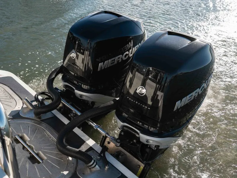 Slide: The Image of Boston Whaler 31 CUSTOM CONQUEST 1990 - 41