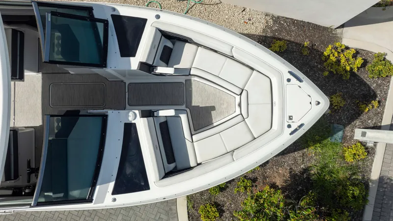 Slide: The Image of Cobalt R33 Outboard 2022 - 10