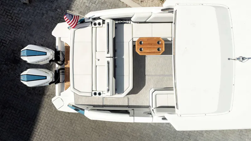 Slide: The Image of Cobalt R33 Outboard 2022 - 12