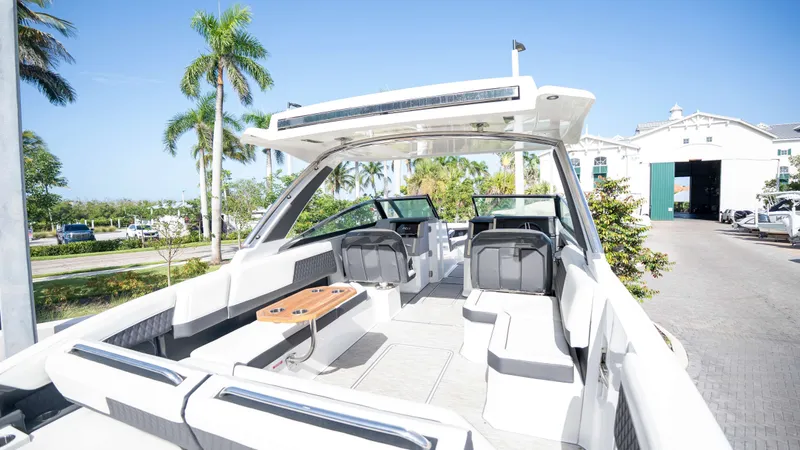 Slide: The Image of Cobalt R33 Outboard 2022 - 13