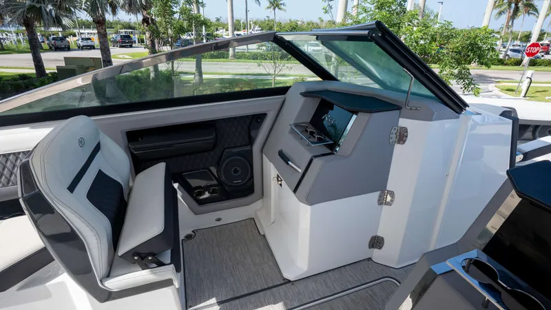 Slide: The Image of Cobalt R33 Outboard 2022 - 17