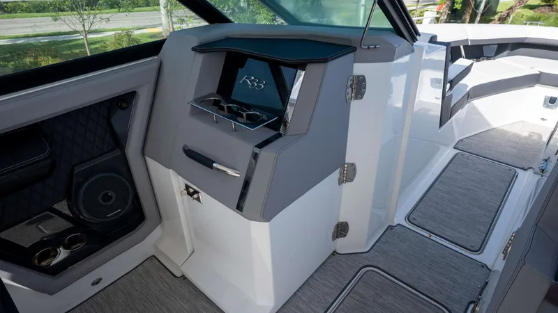 Slide: The Image of Cobalt R33 Outboard 2022 - 18