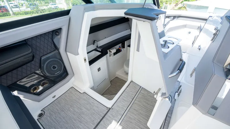 Slide: The Image of Cobalt R33 Outboard 2022 - 19