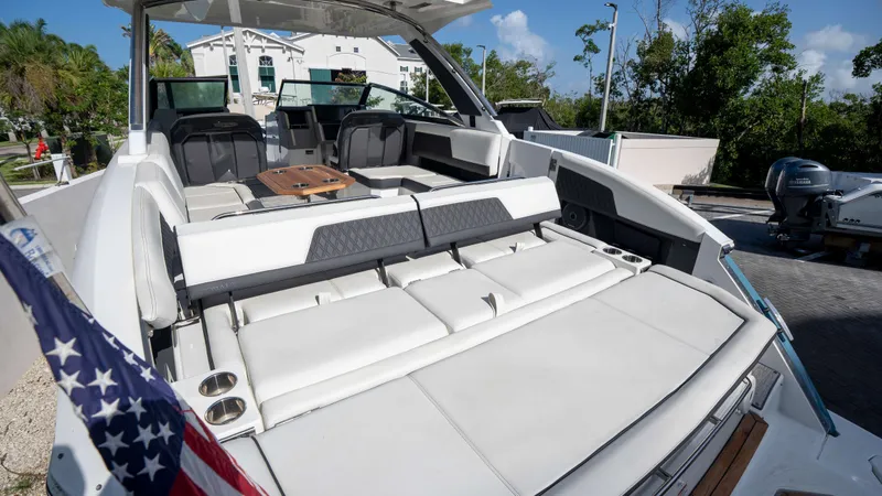 Slide: The Image of Cobalt R33 Outboard 2022 - 26