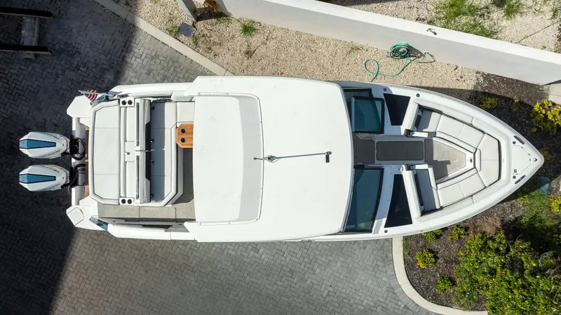 Slide: The Image of Cobalt R33 Outboard 2022 - 3