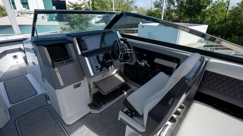 Slide: The Image of Cobalt R33 Outboard 2022 - 30