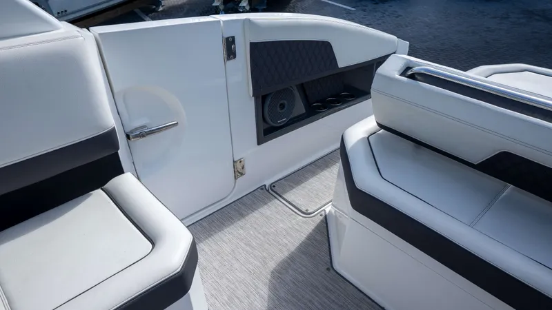 Slide: The Image of Cobalt R33 Outboard 2022 - 31