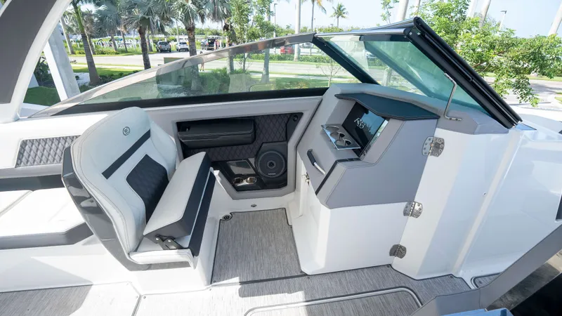 Slide: The Image of Cobalt R33 Outboard 2022 - 33