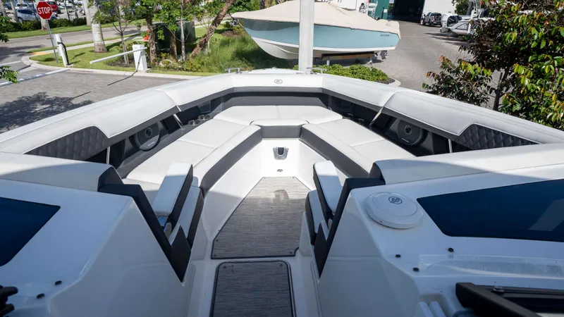 Slide: The Image of Cobalt R33 Outboard 2022 - 39