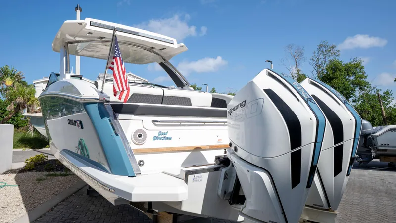 Slide: The Image of Cobalt R33 Outboard 2022 - 4