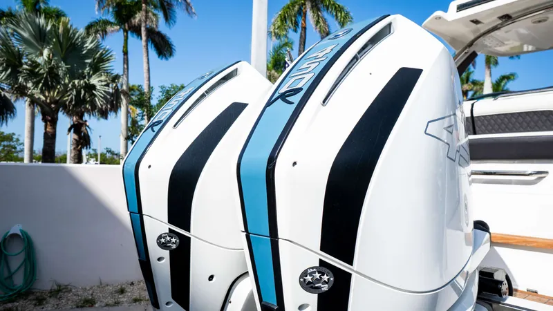 Slide: The Image of Cobalt R33 Outboard 2022 - 43