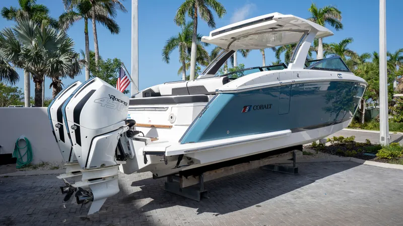 Slide: The Image of Cobalt R33 Outboard 2022 - 6