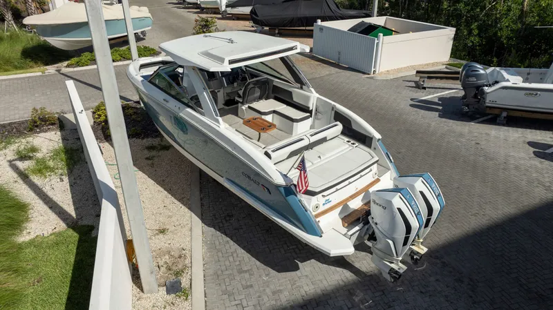 Slide: The Image of Cobalt R33 Outboard 2022 - 8