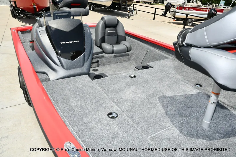 Slide: The Image of Tracker Pro Team 190 2026 - 28