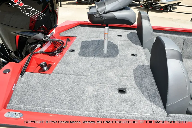 Slide: The Image of Tracker Pro Team 190 2026 - 30