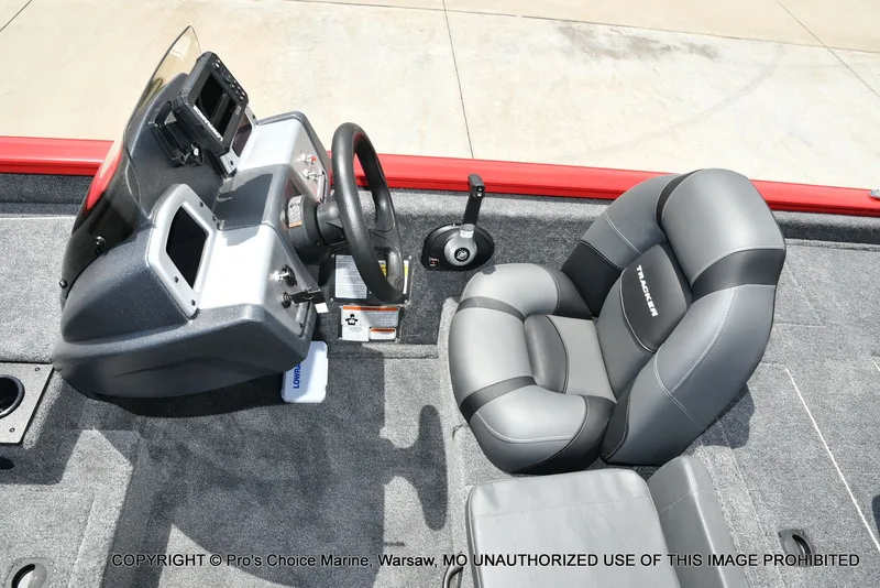 Slide: The Image of Tracker Pro Team 190 2026 - 37