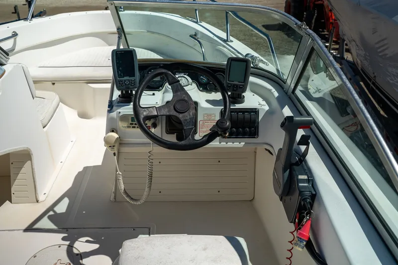 Slide: The Image of Boston Whaler 18 Ventura 2000 - 11