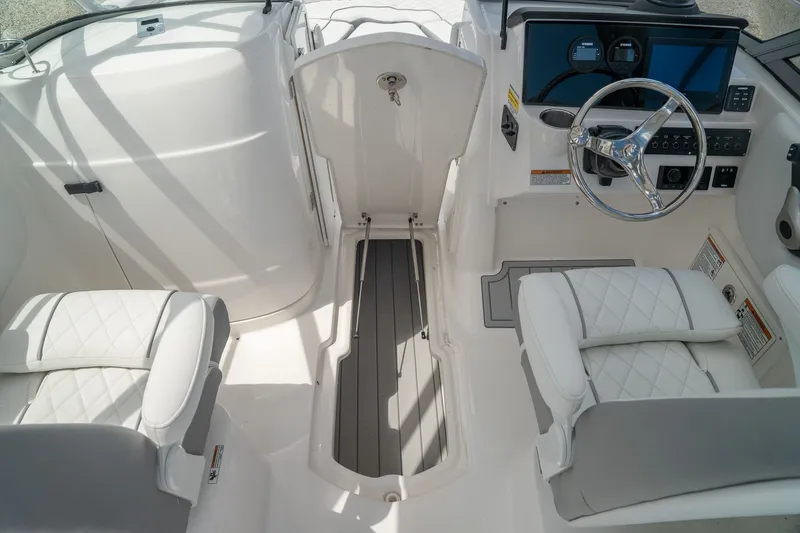 Slide: The Image of Sea Fox 228 Traveler 2026 - 21