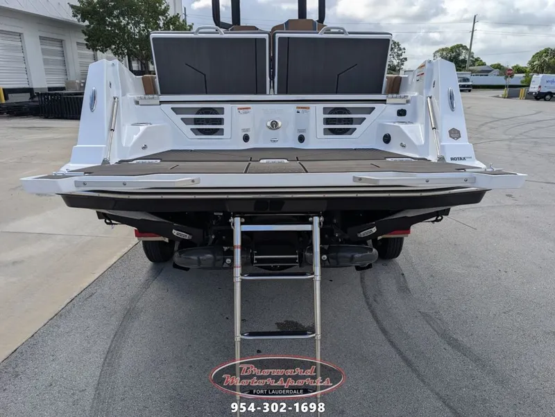 Slide: The Image of Scarab SB235LX 2026 - 12