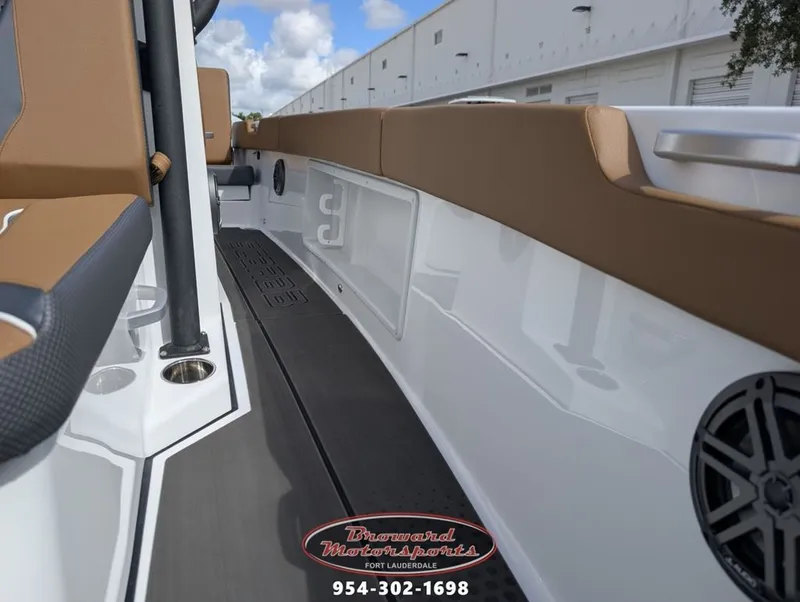 Slide: The Image of Scarab SB235LX 2026 - 31