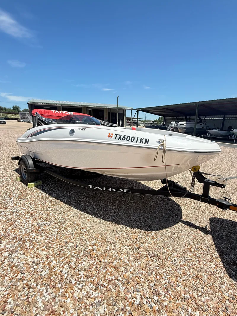 Slide: The Image of Tracker TAHOE T-16 2022 - 11