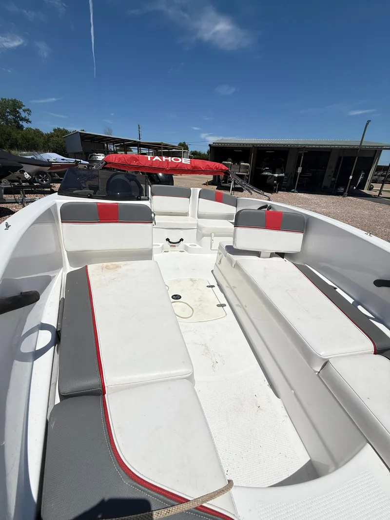 Slide: The Image of Tracker TAHOE T-16 2022 - 12