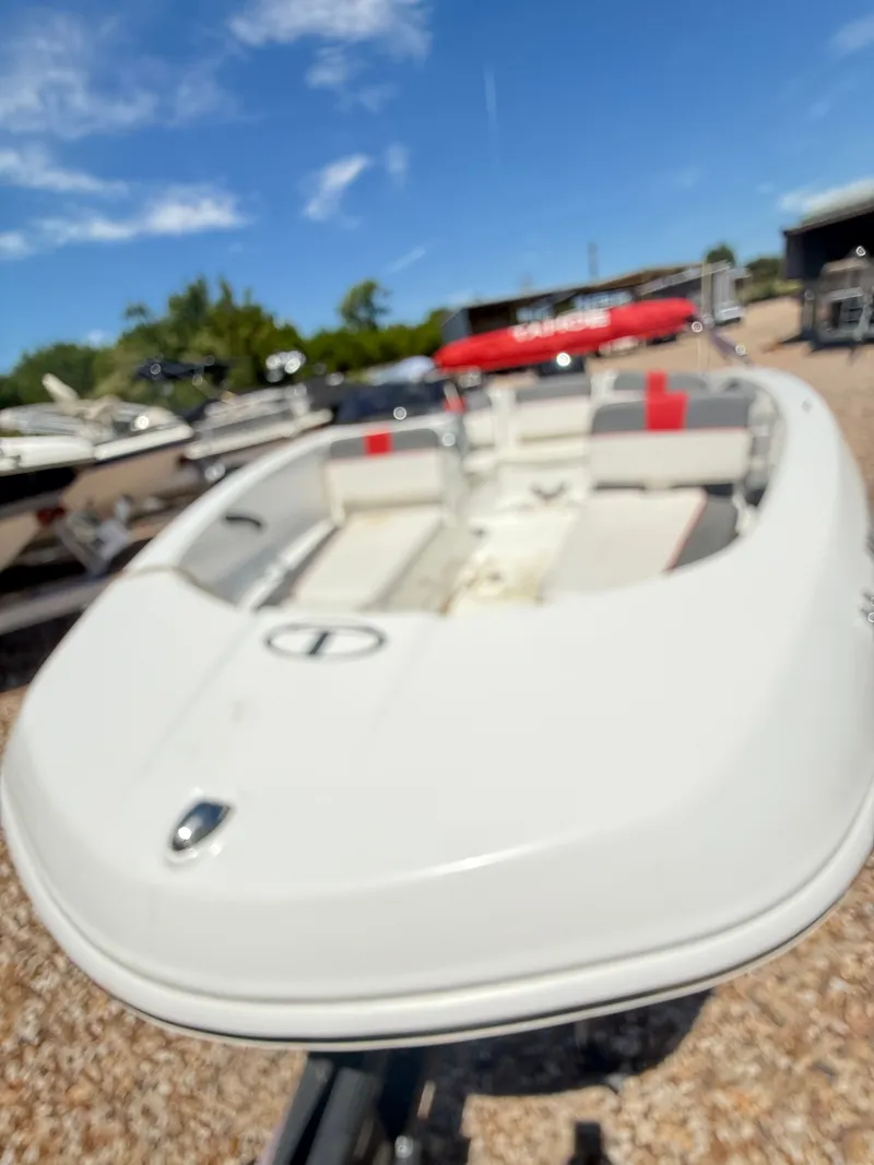 Slide: The Image of Tracker TAHOE T-16 2022 - 3