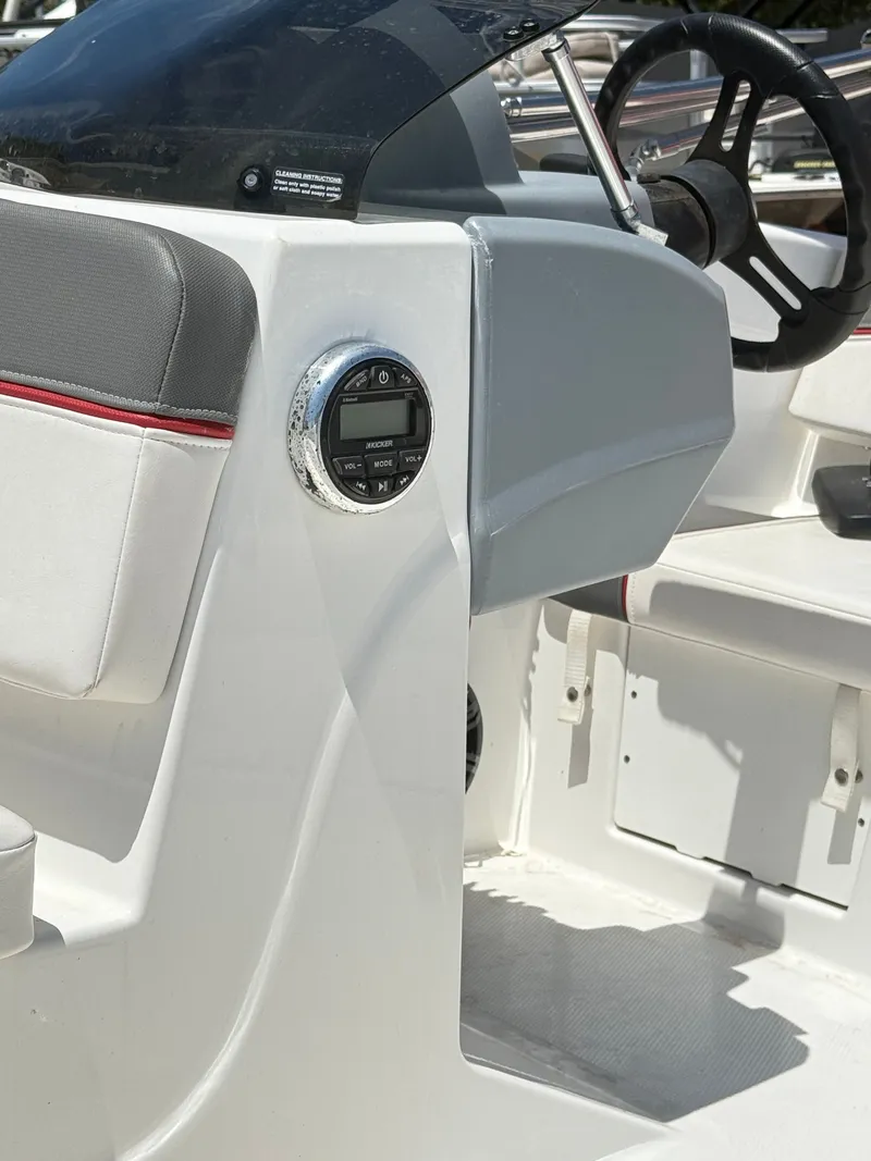 Slide: The Image of Tracker TAHOE T-16 2022 - 4