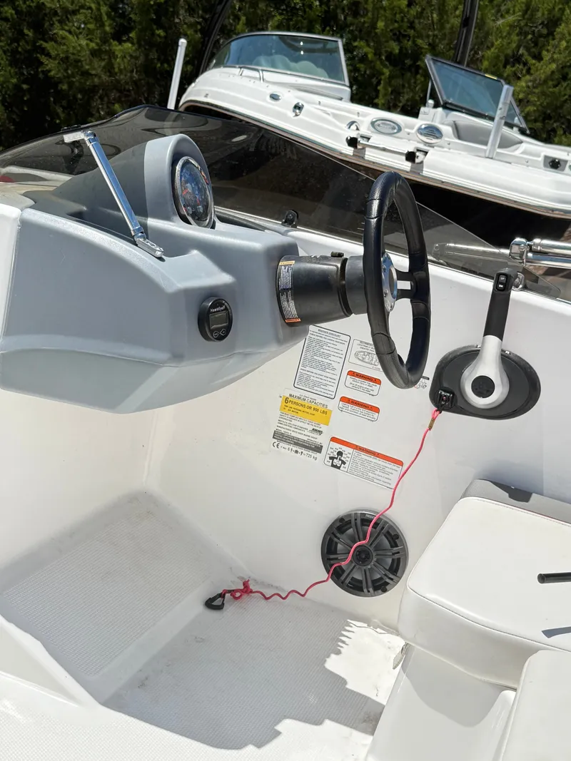 Slide: The Image of Tracker TAHOE T-16 2022 - 5