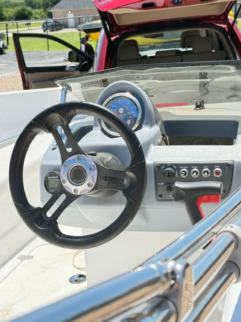 Slide: The Image of Tracker TAHOE T-16 2022 - 9