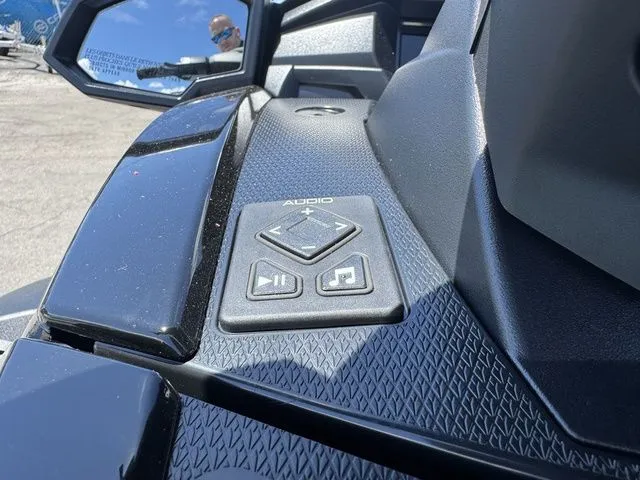 Slide: The Image of Yamaha VX Cruiser 2025 - 11