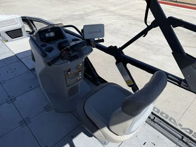 Slide: The Image of Sea-Doo Switch® Sport 21 - 230 hp 2022 - 11