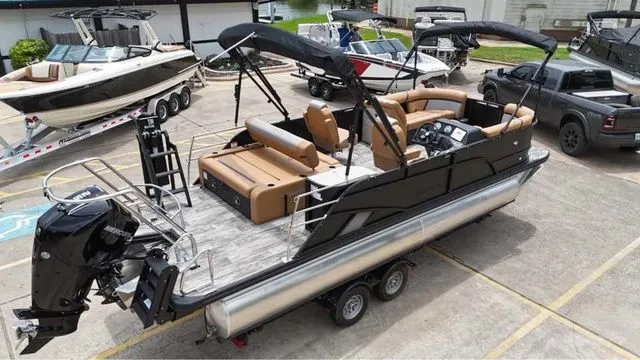 Slide: The Image of Crest Conquest 230 Tritoon W/250 2026 - 3