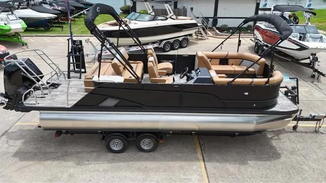 Slide: The Image of Crest Conquest 230 Tritoon W/250 2026 - 4