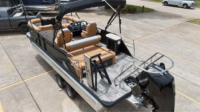 Slide: The Image of Crest Conquest 230 Tritoon W/250 2026 - 6