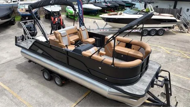 Slide: The Image of Crest Conquest 230 Tritoon W/250 2026 - 8