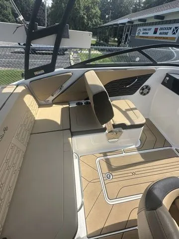 Slide: The Image of Sea Ray SPX 190 2024 - 5