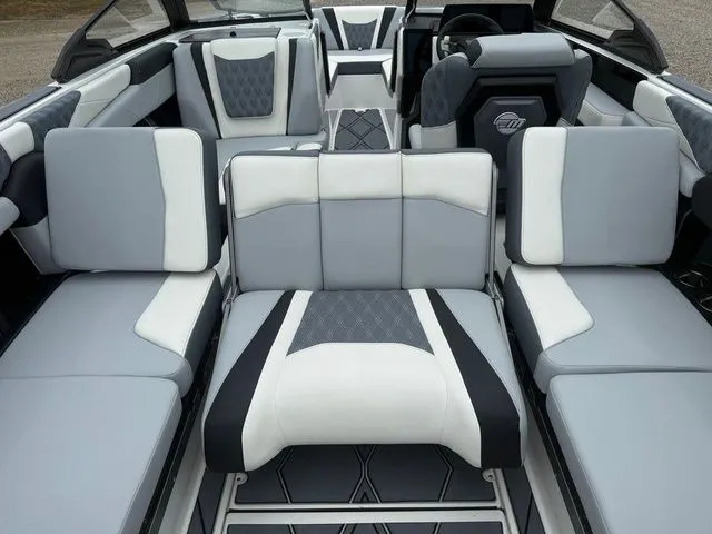 Slide: The Image of Malibu M230 2025 - 18